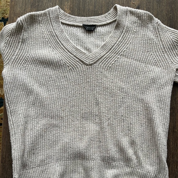 Cute v - neck knit! - Picture 2 of 2